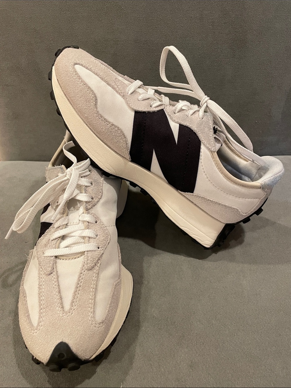 New Balance 327 White Black Women's Size 8 Retro Runner Sneakers - Picture 15 of 15